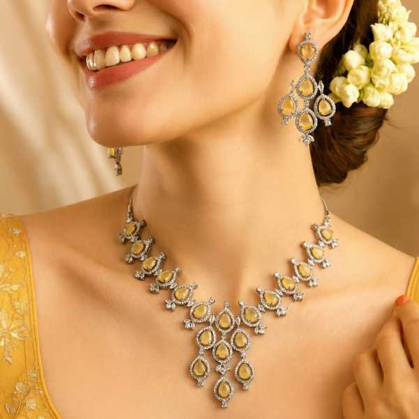 WOMEN AD NECKLACE