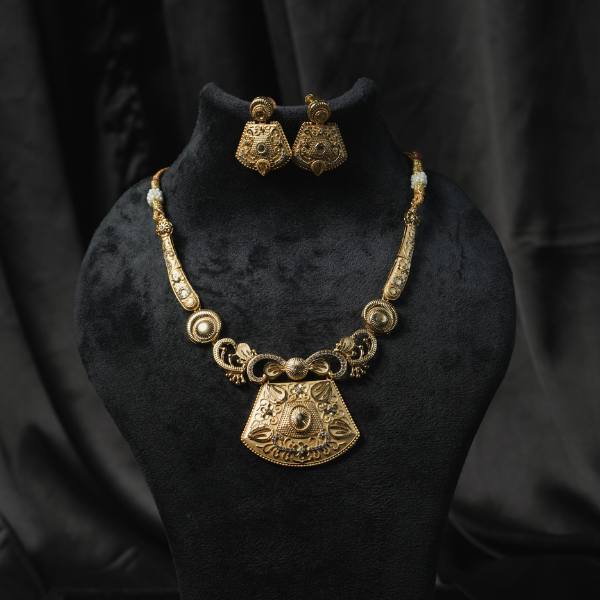 Regal Heritage Shield Pendant Jewelry Set